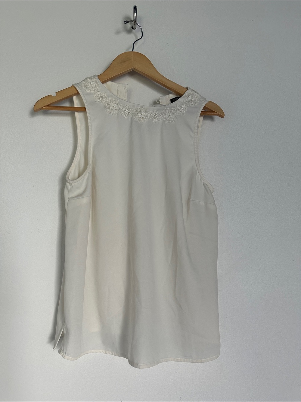 Banana Republic Cream Embroidered Neckline Sleeveless Camisole